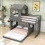 Lit superposé simple au-dessus d'un lit double en bois avec conception de maison de jeu et échelle, garde-corps-837261814