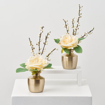 Crème d'hiver thé rose et mini branche de baies Ilex en or antique Budvase - ensemble de 2