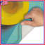 Chapeau jaune sur tapis de bain-901761349