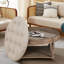 Élégante table basse de rangement - ronde, revêtement en lin, pieds en bois, ronde classique avec revêtement pour tablette-131258204