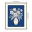 «Flower Bouquet Vase on Blue» par The Creative Bunch Studio, impression sur bois encadrée-974467118