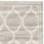 Tapis géométrique gris clair / ivoire Ammundsen-747219364