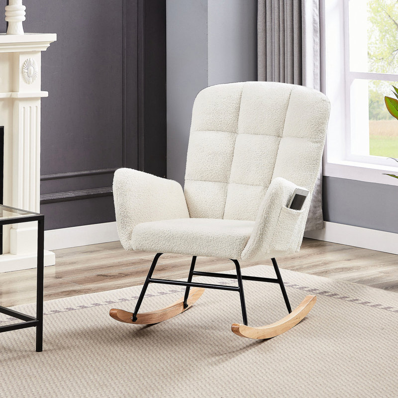 Fauteuil à bascule blanc crème avec emballage doux, structure en métal, pieds en bois massif et coin détente blanc, accoudoirs haut de gamme
