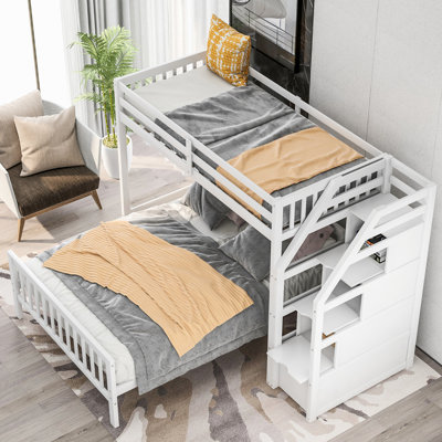 Lit mezzanine simple au-dessus d'un lit double blanc, escalier et lit avec rangement pratique pouvant accueillir 3 personnes confortablement,