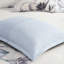 Édredon pour grand lit 8 pièces en coton bleu avec une élégance chic et décontractée, un magnifique motif floral comprenant 1 édredon, 2 taies décoratives européennes, 3 coussins décoratifs assortis, une jupe de lit et un fer à vapeur-128745193-128745190
