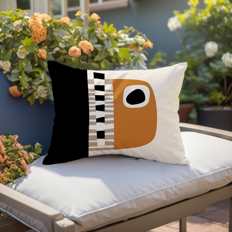 Oreiller rectangulaire réversible intérieur / extérieur Rikka, H 14 po x l 20 po, Orange brûlé / noir / blanc cassé