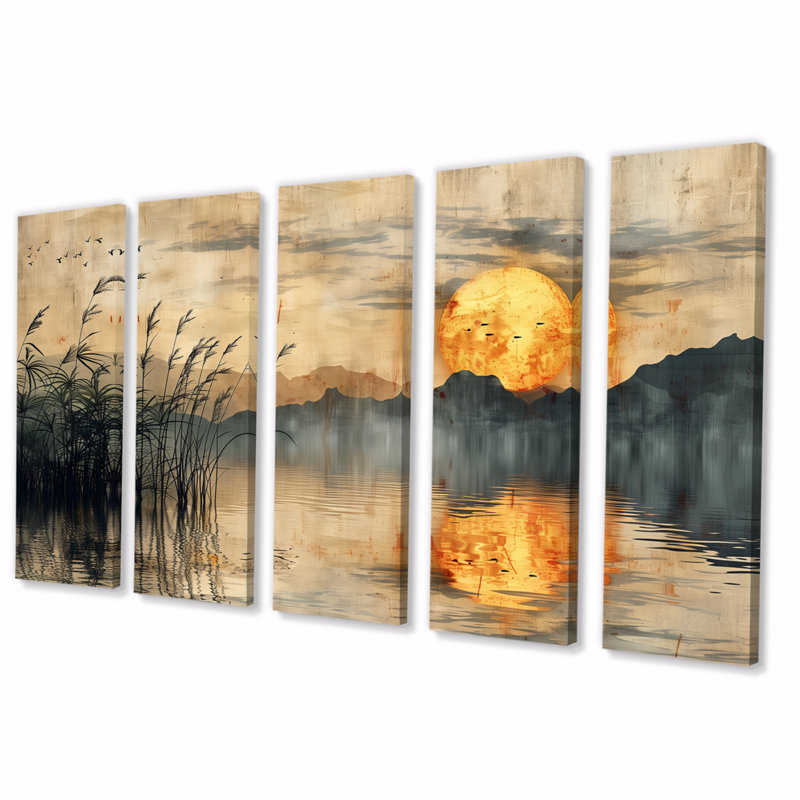 Coucher de soleil japonais doré sur un lac en été I - ensemble d'art mural au Japon, H 28 po x l 60 po