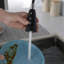 Robinet de cuisine moderne en acier inoxydable avec douchette rétractable et grande arche-126370915