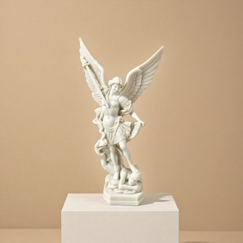 Une statue en résine de l'archange Saint-Michel, Blanc
