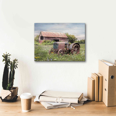 «Clayton Tractor» par Lori Deiter - Photographie sur toile tendue