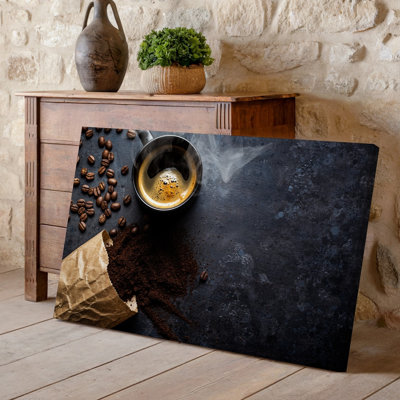Toile, "Gros plan, vue de haut en bas" d'une tasse fumante d'art café noir avec un crème brun doré crémeux sur la création d'un art mural sur toile équilibré et calme