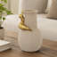 Vase d'appoint avec figurine dorée abstraite-361706803