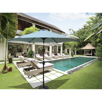 Parasol givré de 2,74 m (9 pi) - Structure en acier, inclinaison et manivelle pratiques, ventilation pour une durabilité accrue, construction robuste en acier, manivelle pour une stabilité optimale et une protection renforcée.