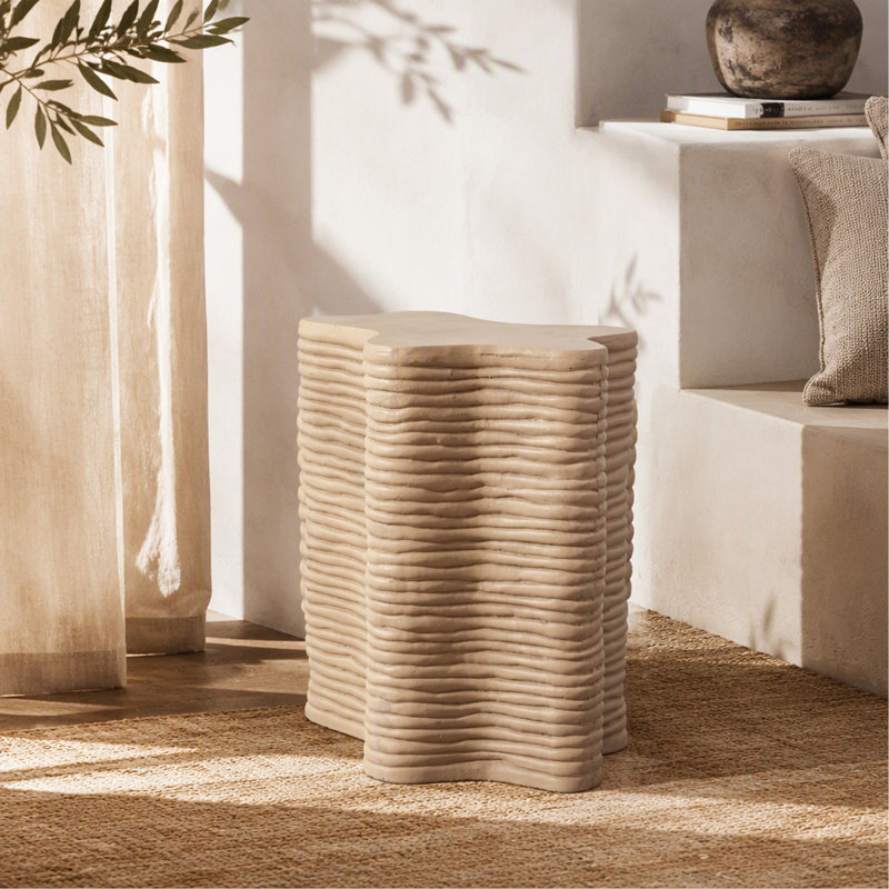Table d'appoint texturée ondulée en béton