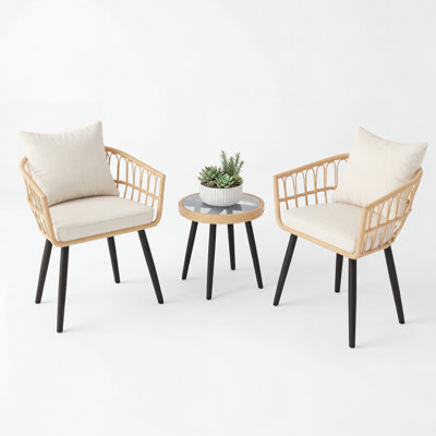 Ensemble de bistro en rotin 3 pièces, ensemble de conversation en osier toutes saisons avec 2 fauteuils, coussins et table d'appoint à dessus en verre pour patio, balcon, cour, naturel