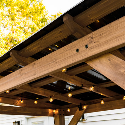 Abri de jardin pour barbecue en bois de cèdre avec toit en acier galvanisé à toit rigide et dessus de bar 8 pi x 5 pi Backyard Discovery Saxony