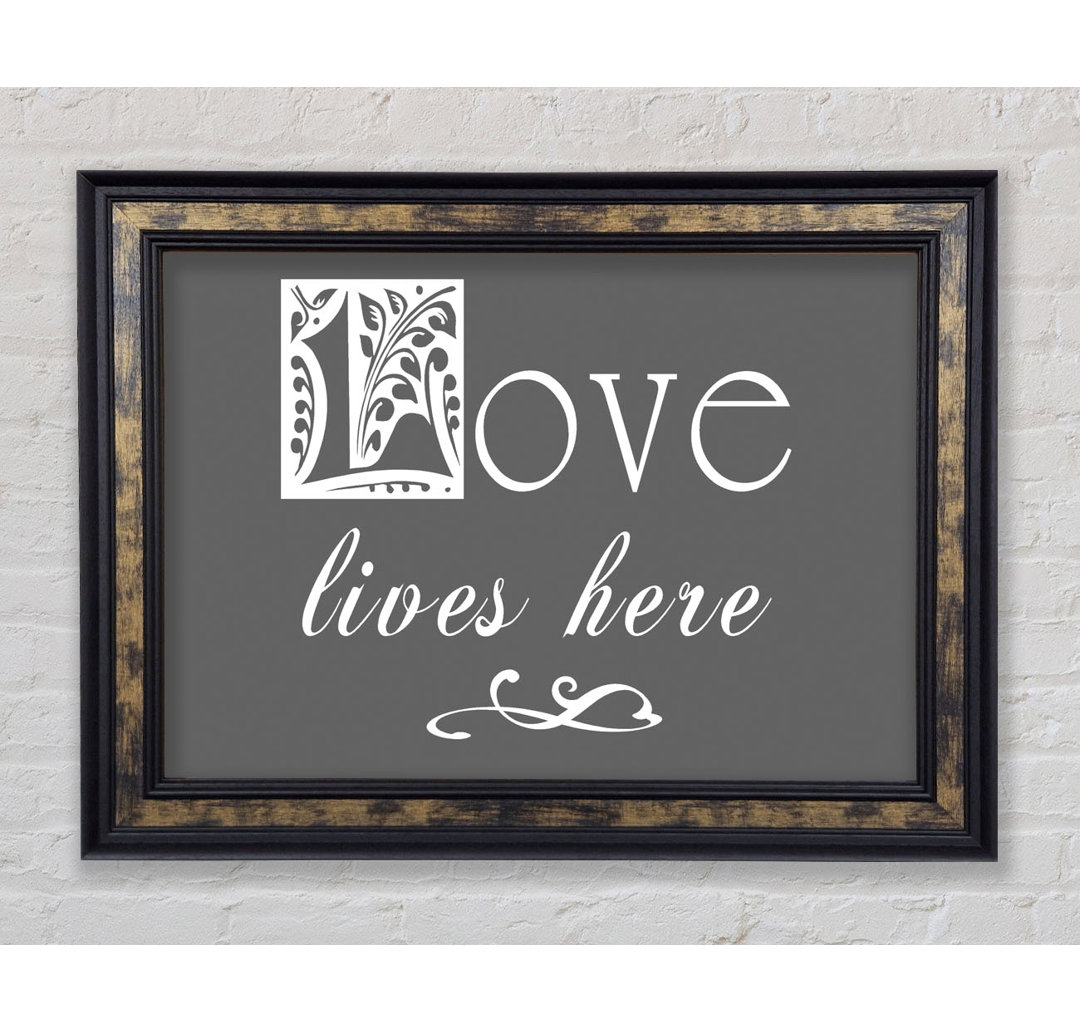 Love Lives Here Grey - Einzelner Bilderrahmen Typografie