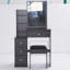 Petit meuble-lavabo à gauche avec tabouret rembourré-852836323