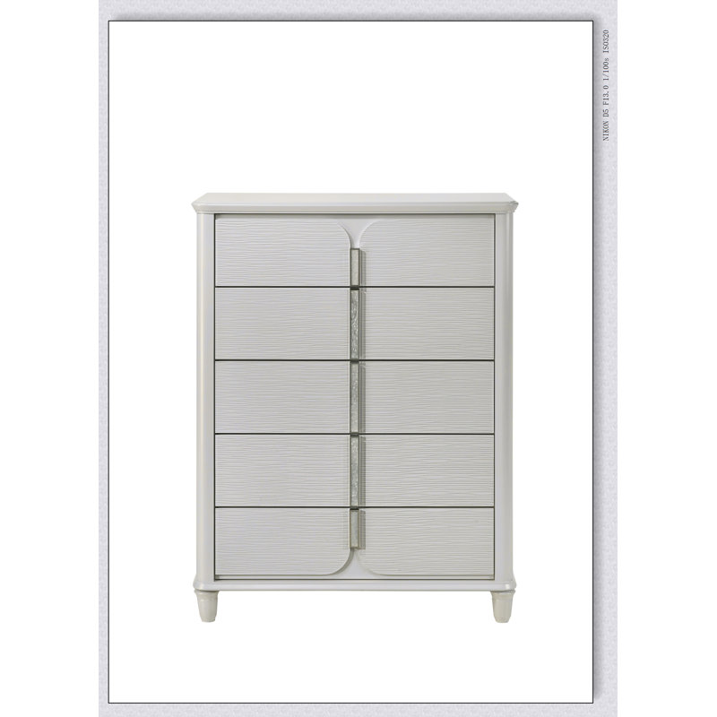 Commode à finition blanche perle Laveda avec cinq tiroirs profonds pour un rangement généreux et une esthétique moderne