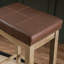 Tabouret en bois massif avec siège rembourré Bartonville-844602782-929350068
