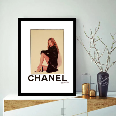 «Kate Moss Designer», reproduction encadrée