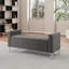 Banc repose-pieds carré avec accoudoirs carrés et garniture cloutée en velours moelleux