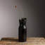 Vase en argile Longpi fait à la main avec finition noire naturelle, céramique traditionnelle au feu de joie pour une décoration florale élégante et un décor culturel.