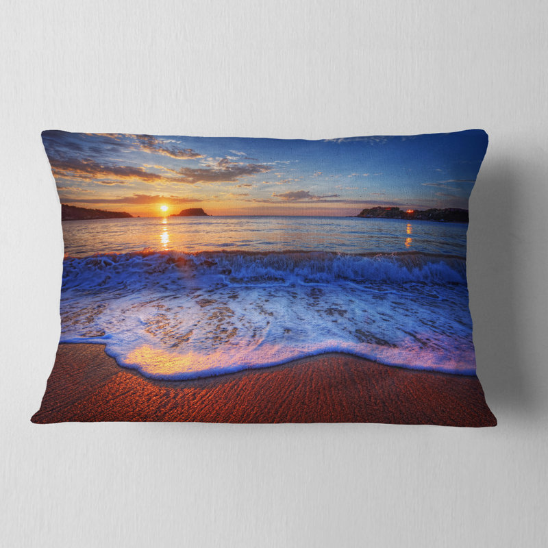 Coussin Blue Waves on Sandy Beach - Sea & Shore, Coussin décoratif, 12 po x 20 po