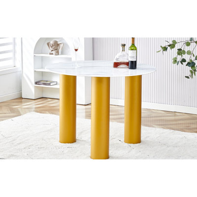 Table de salle à manger 40 po x 40 po x 29,4 po en blanc, plateau de table en marbre artificiel, pieds dorés, convenant à la cuisine et au salon, facile à nettoyer et à assembler, pouvant accueillir 4 personnes