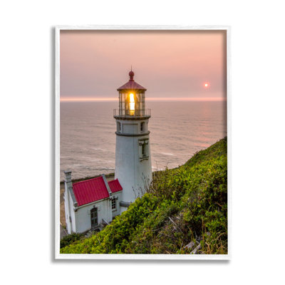 Phare au coucher du soleil encadré sur bois par Jeff Poe, photographie