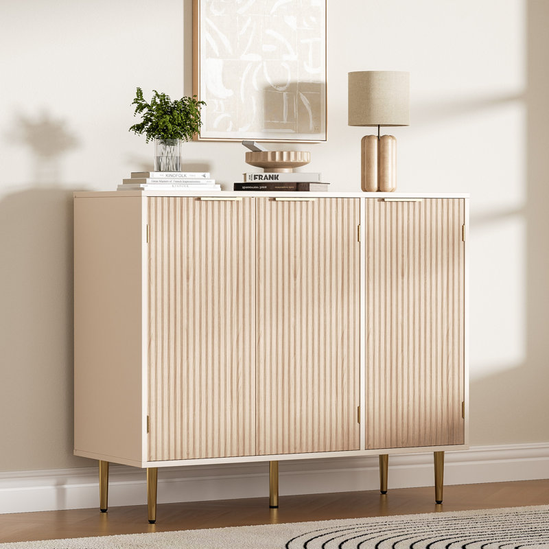 Buffet cannelé avec 3 portes, armoire d'appoint moderne avec tablettes réglables, rangement de cuisine avec poignées dorées, bar à café pour la cuisine, salle à manger