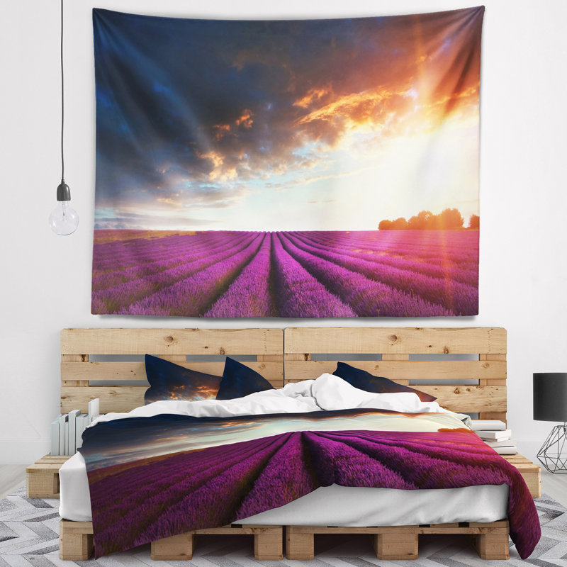 Motif floral de champ de lavande sous un ciel nuageux, H 50 po x l 60 po