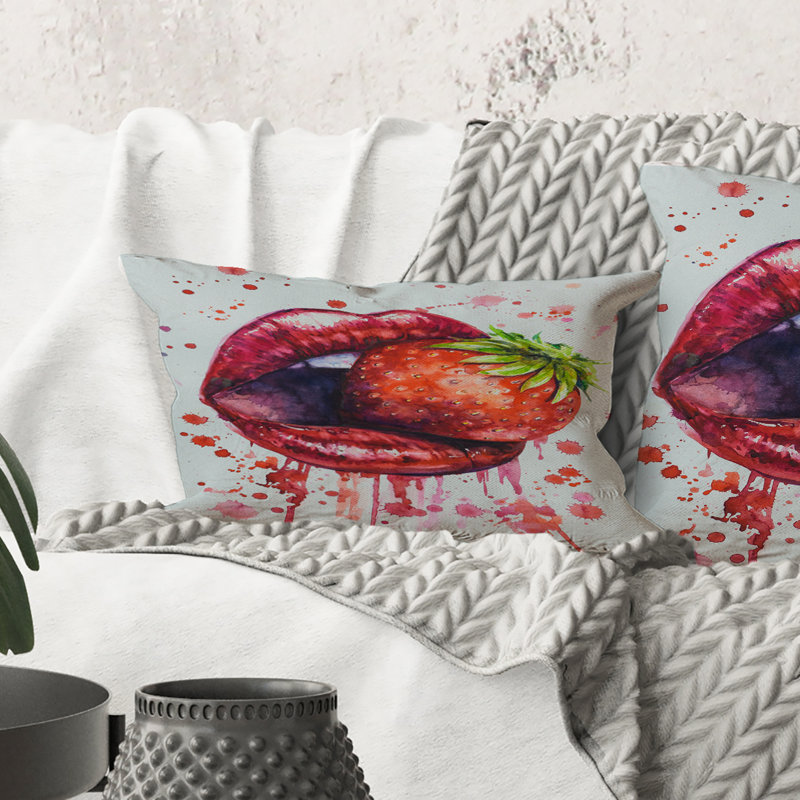 Rectangle, lèvres rouges d'une femme mangeant une fraise - coussin décoratif imprimé moderne