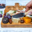 Ensemble de planche à fromage et couteaux en bambou - planche de charcuterie 12 x 8 pouces avec rangement pour couverts magnétique - plateau de service en bois avec poignée