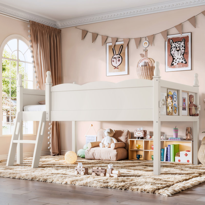 Lit mezzanine bas en bois massif avec garde-corps pleine longueur, échelles et bibliothèque à côté, design chic et sécuritaire pour les enfants