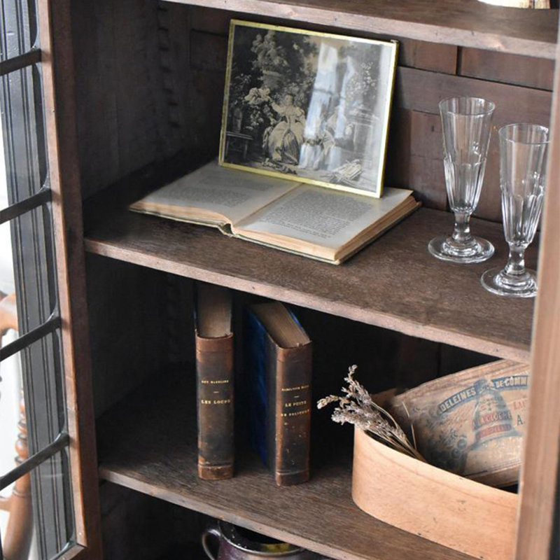 Noir massif + bois manufacturé + vitrines