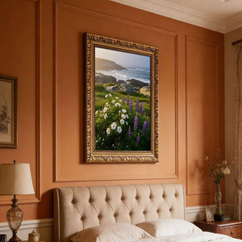 Cadre mural vintage orné de roses blanches et de lupins – Cadre décoratif doré pour œuvres d'art., L 16 po x l 24 po
