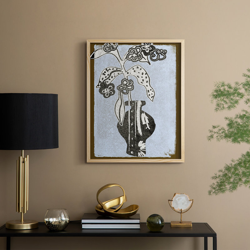 Fleurs graphiques dans un vase II, reproduction encadrée - bois massif, H 30 po x l 24 po