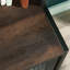 Bibliothèque étroite avec finition brune, design moderne pour le confort et la décoration du salon, finition grise avec une ambiance complémentaire, articles de rangement spacieux, tiroir de rangement ouvert, rangement organisé