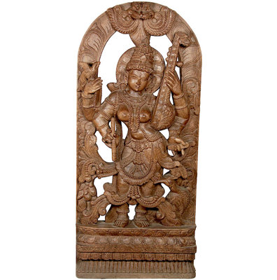 Quatre bras debout Saraswati avec paon et Kirtimukha au sommet