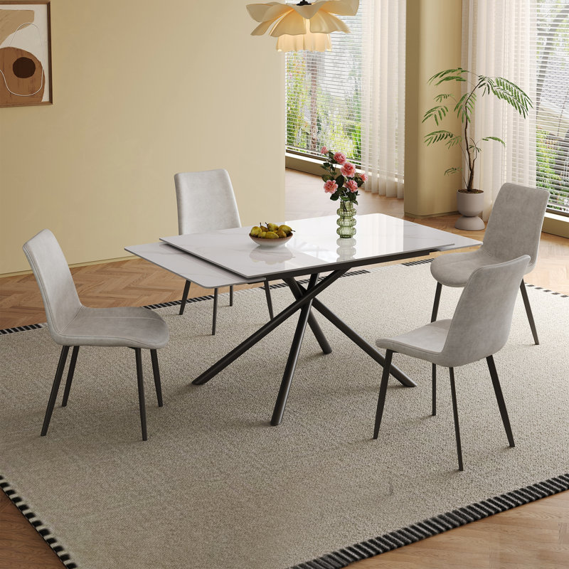 Ensemble de table de salle à manger rétractable en pierre frittée, de conception rectangulaire moderne, avec des pieds de table en acier au carbone noir et une structure à pieds croisés au bas (table + 4 chaises)