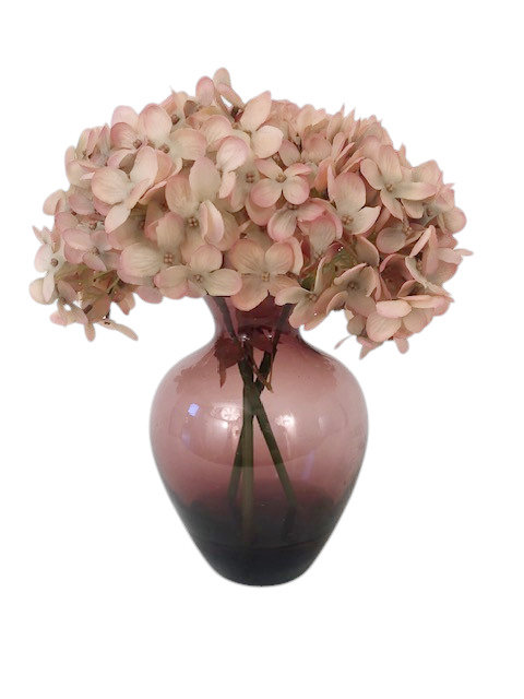 Hortensias dans un petit vase victorien