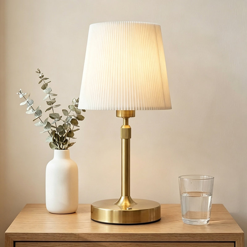 Lampe de table sans fil réglable en hauteur de 32 à 39 cm avec abat-jour en tissu plissé, batterie rechargeable de 5200 mAh, variateur tactile, fini en laiton.