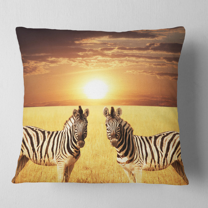 Paire de coussins lombaires en forme de zèbres dans un champ au coucher du soleil, 16 po x 16 po, Carré