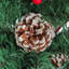 Sapin de Noël artificiel de 2,3 m avec 200 lumières DEL, pré-décoré avec des pommes de pin et des baies rouges, idéal pour la décoration de la maison, du bureau ou des fêtes de fin d'année.-469607964