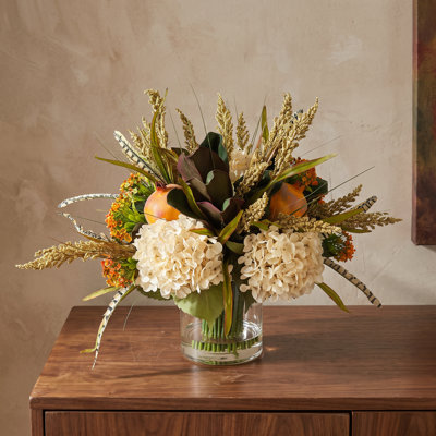 Composition d'automne Dellwood avec hortensias, grenades et chardons