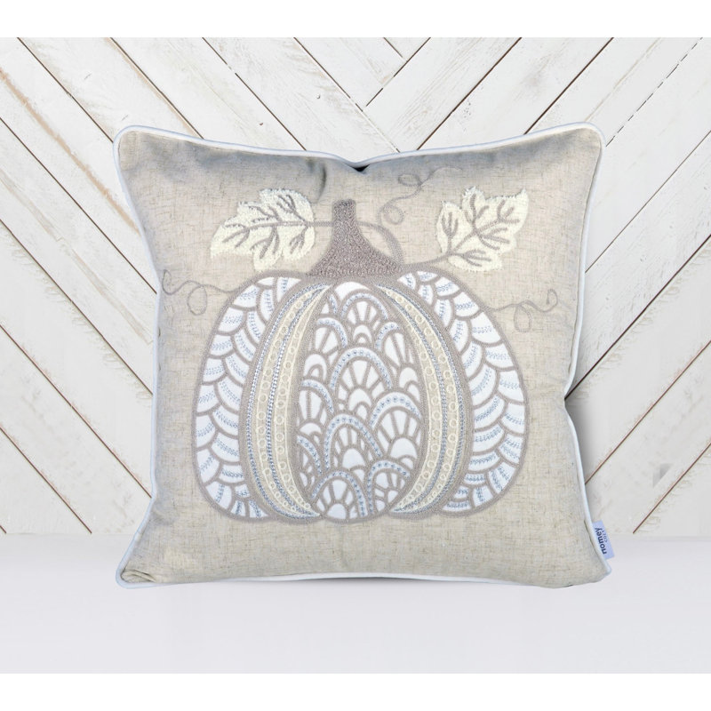 Coussin en dentelle brodée citrouille