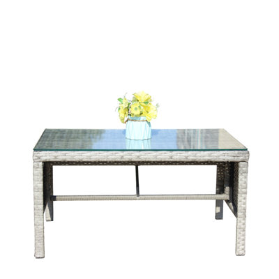 Table basse rectangulaire d'extérieur en résine tressée avec plateau en verre trempé transparent, structure en fer thermolaqué, idéale pour la pelouse et la piscine.