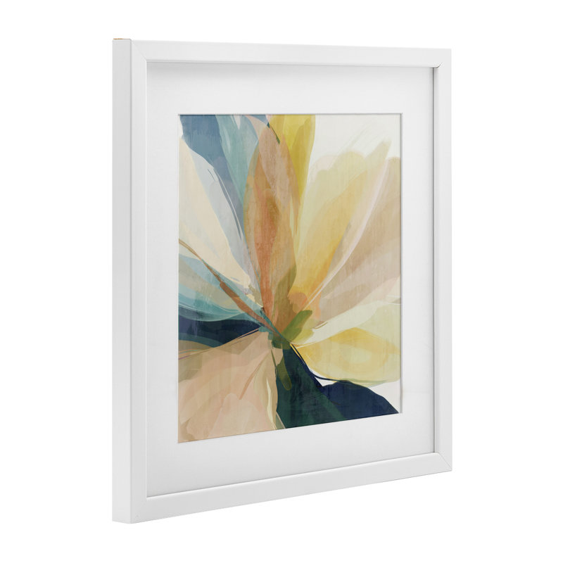 Reproduction florale contemporaine encadrée sous verre, par Irena Orlov, H 13 po x l 13 po, Cadre blanc côtier