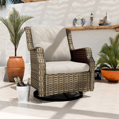 Chaise pivotante d'extérieur en osier avec coussins